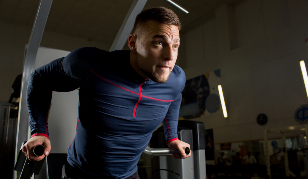 a man exercising in the gym ee220322