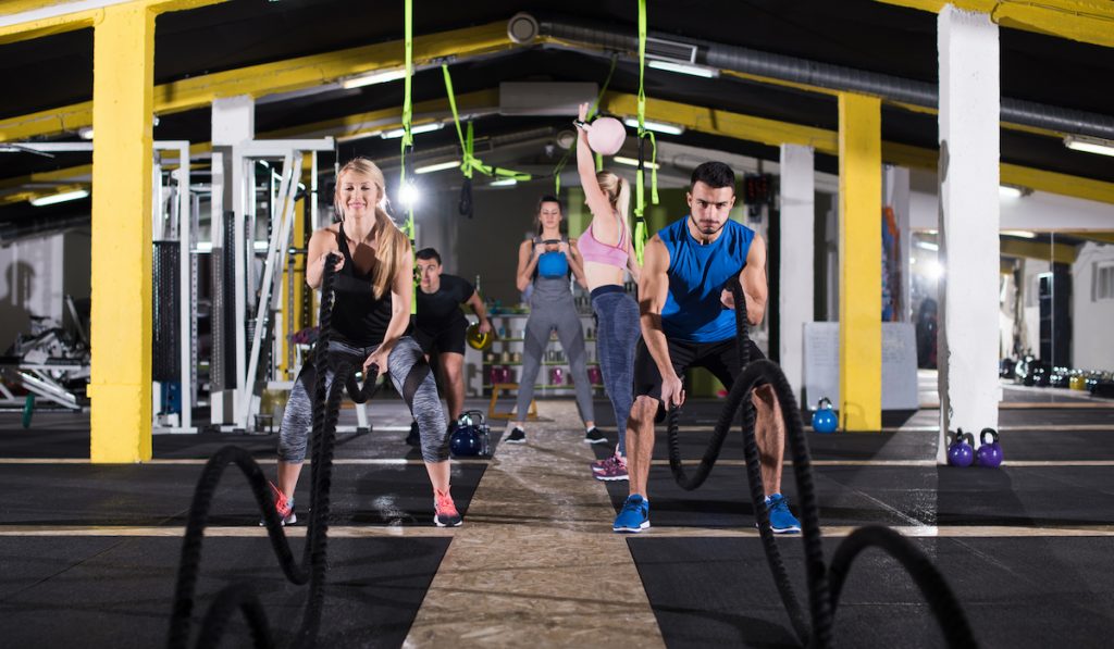 couple doing battle rope