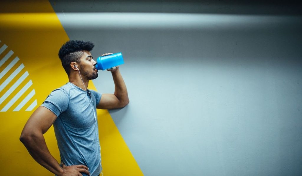 man drinking water after a jog - ee220319