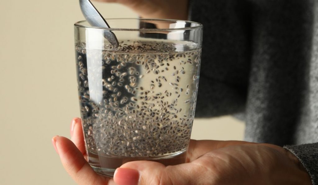 water with chia seeds - ee220321