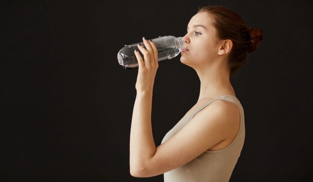 woman drinking water - ee220401