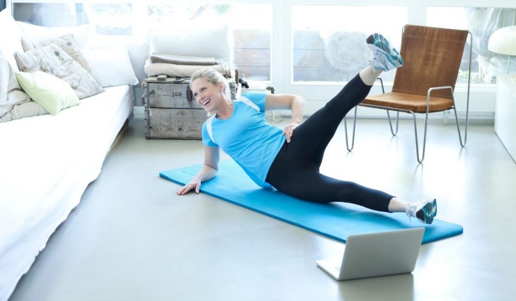 woman exercising lifting legs using exercise mat - ee220319