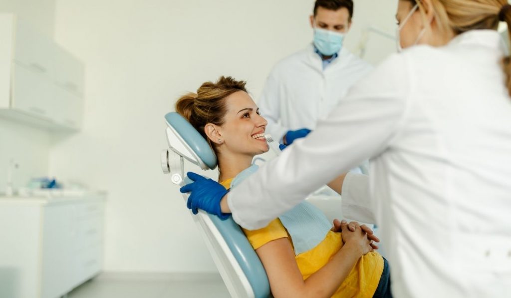 woman having her teeth checked - ee220319