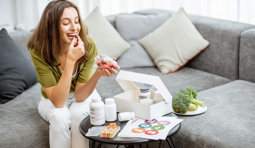 woman taking different supplements - ee220321