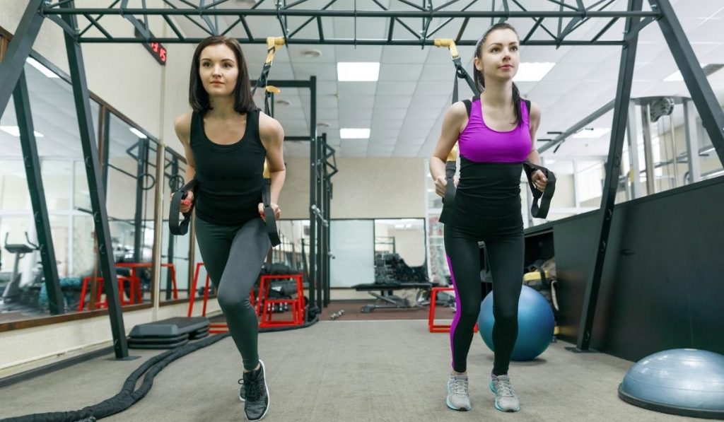 women at the gym using lifting straps - ee220319